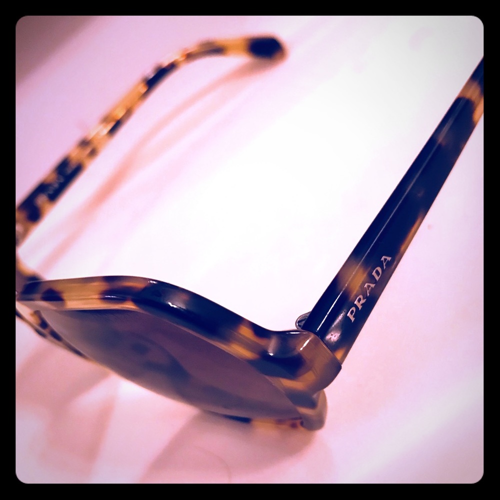 PRADA - OVERSIZED SUNGLASSES